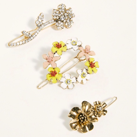 Free People Accessories - FREE PEOPLE floral hair clips